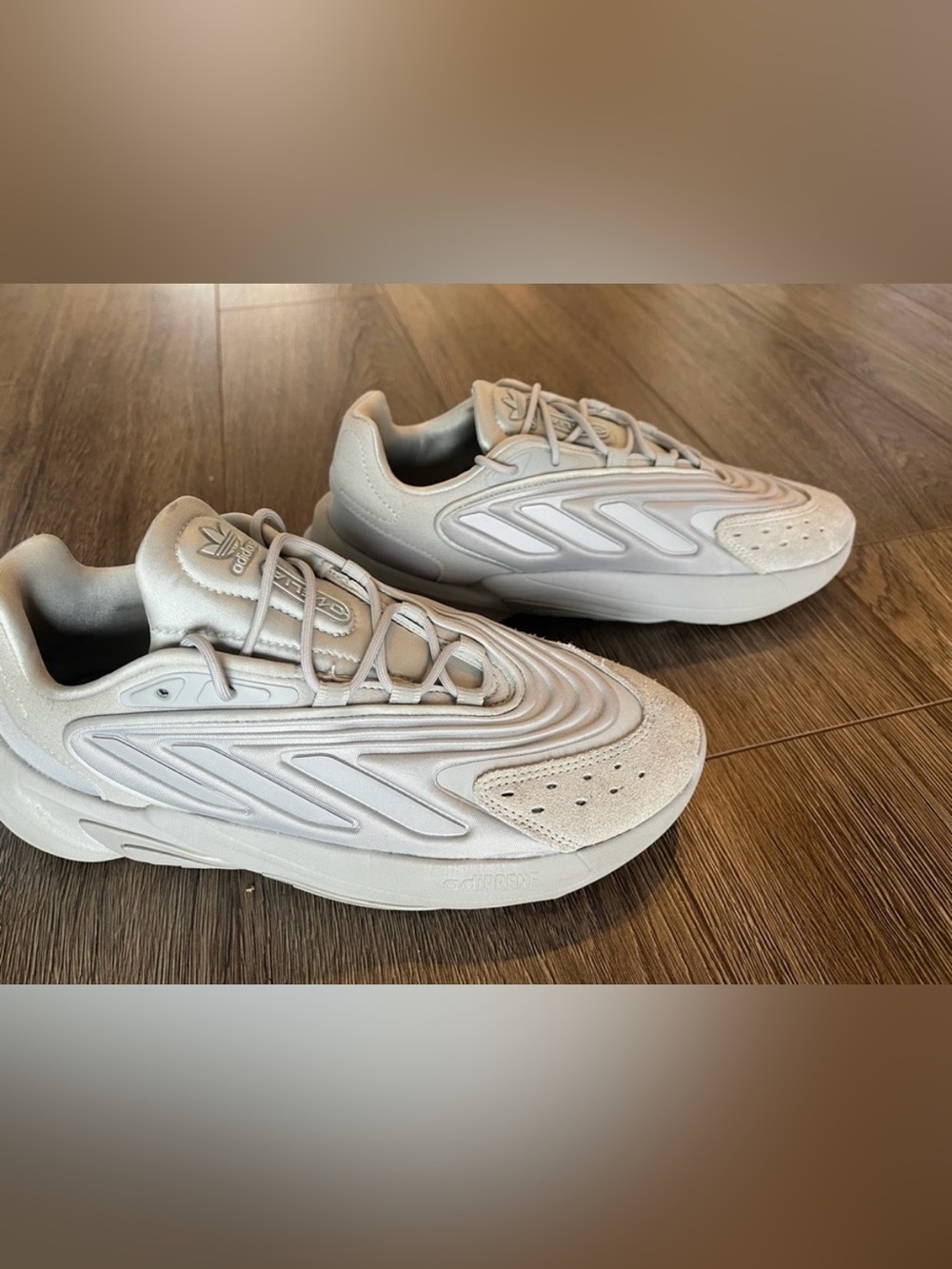 Adidas Ozelia - size 7